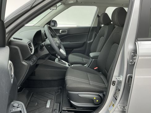 Used 2025 Hyundai Venue SEL image 17