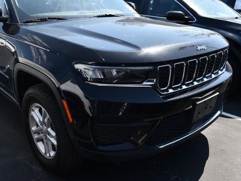 Used 2024 Jeep Grand Cherokee Laredo image 3