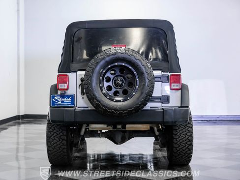 Used 2015 Jeep Wrangler Unlimited Rubicon w/ Connectivity Group image 11