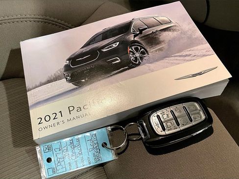 Used 2021 Chrysler Pacifica Touring image 33