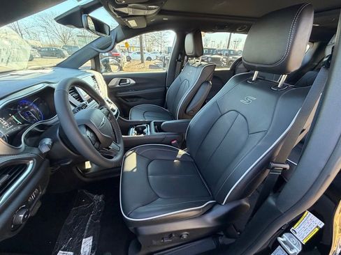 New 2026 Chrysler Pacifica Limited image 15