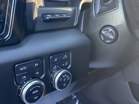 Used 2022 GMC Sierra 1500 AT4 w/ Technology Package AWD/4WD image 12