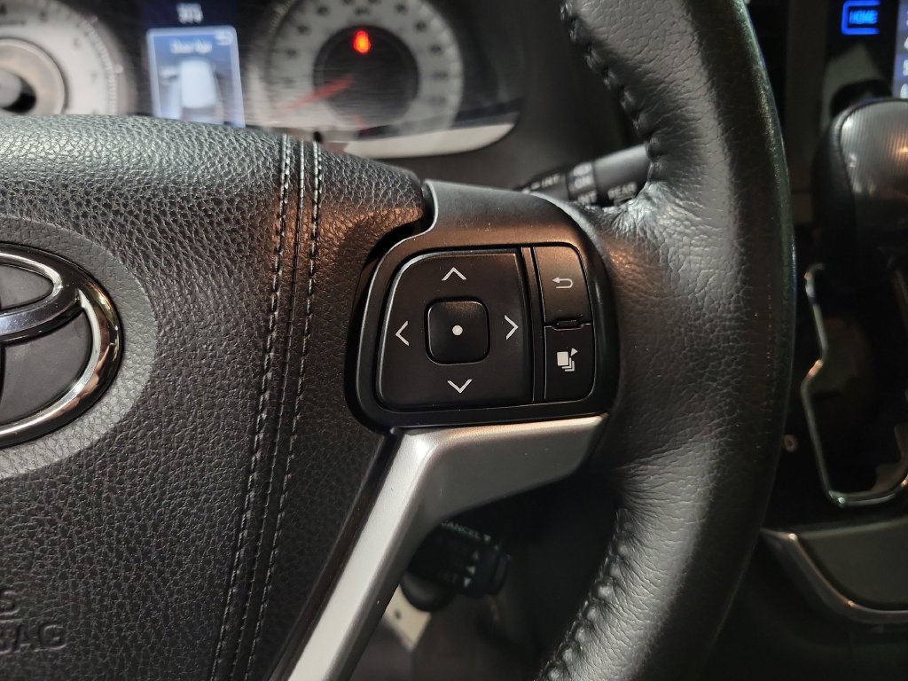 Used 2015 Toyota Sienna SE FWD image 25