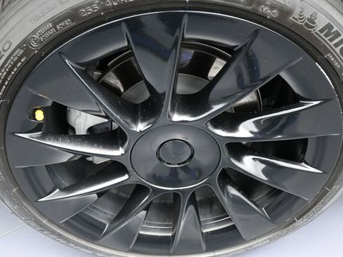 Used 2021 Tesla Model Y Long Range image 41