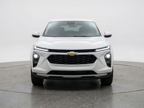 Used 2025 Chevrolet Trax LT w/ LT Convenience Package FWD image 2