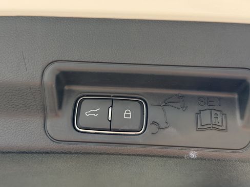 Used 2022 Ford Explorer XLT w/ Equipment Group 202A RWD image 11