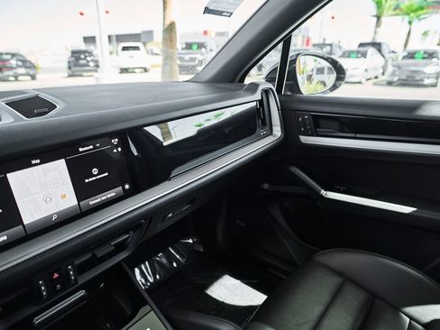 Used 2024 Porsche Cayenne AWD/4WD image 47