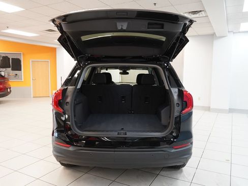 Used 2024 GMC Terrain SLE w/ Driver Convenience Package FWD image 9