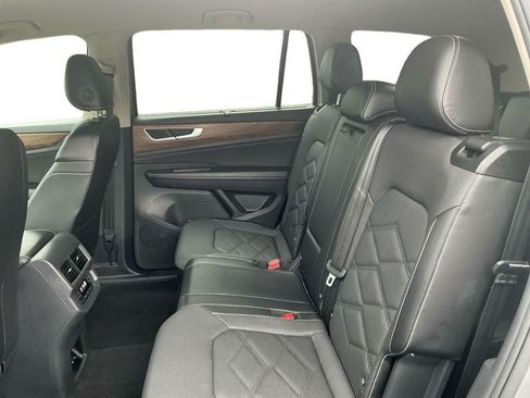 Used 2024 Volkswagen Atlas SE AWD/4WD image 9