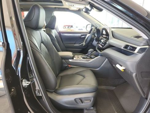 New 2026 Toyota Highlander Platinum image 26