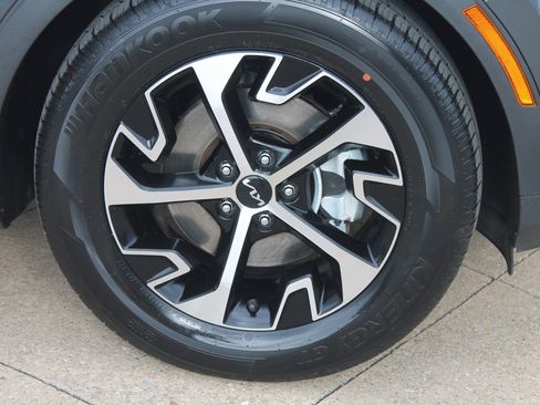 Used 2023 Kia Sportage EX image 3