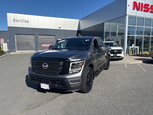 Used 2023 Nissan Titan SV w/ SV Convenience Package AWD/4WD image 3