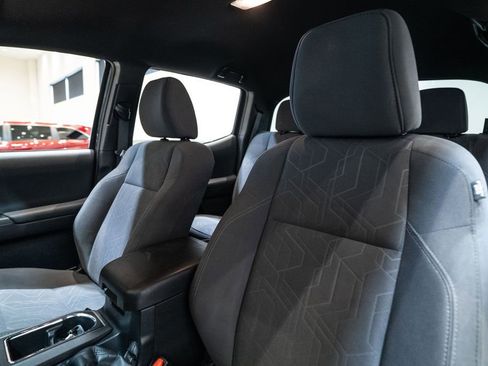 Used 2019 Toyota Tacoma TRD Sport image 14
