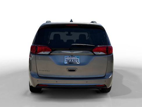 Used 2017 Chrysler Pacifica Touring-L FWD image 4