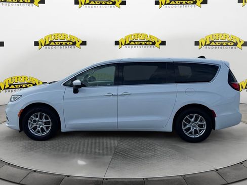 Used 2023 Chrysler Pacifica Touring-L FWD image 2