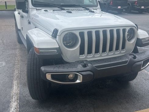 Used 2023 Jeep Gladiator Overland w/ LED Lighting Group AWD/4WD image 10