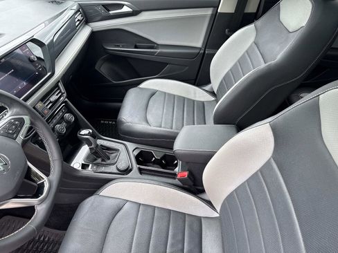 Certified 2022 Volkswagen Taos SEL w/ Panoramic Sunroof Package image 21