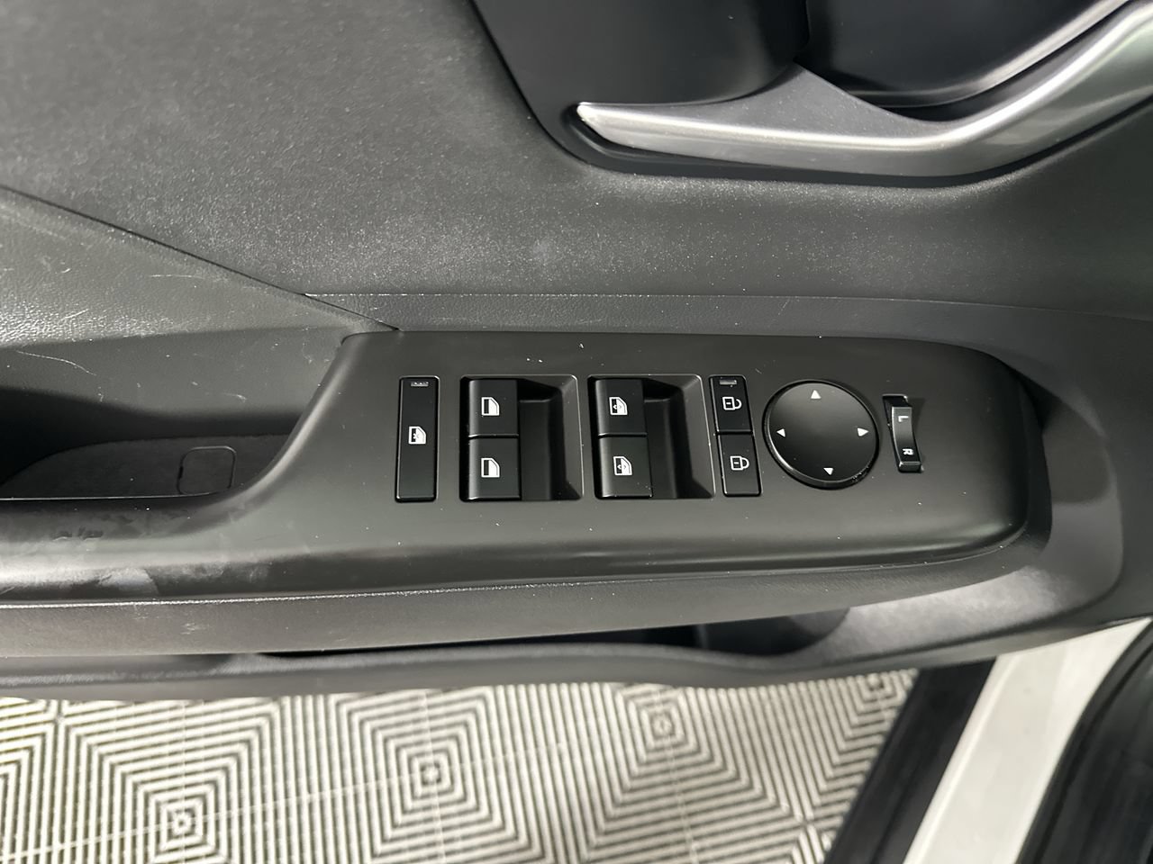 Used 2024 Hyundai Kona Limited FWD image 3
