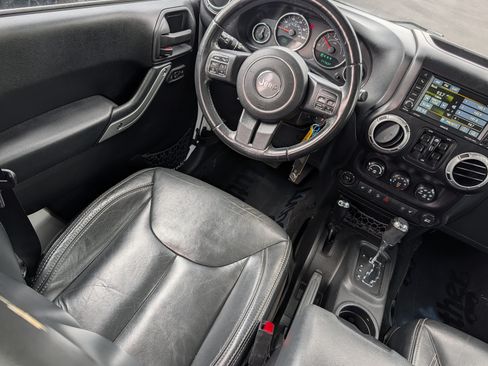 Used 2015 Jeep Wrangler Unlimited Sahara w/ Dual Top Group AWD/4WD image 9