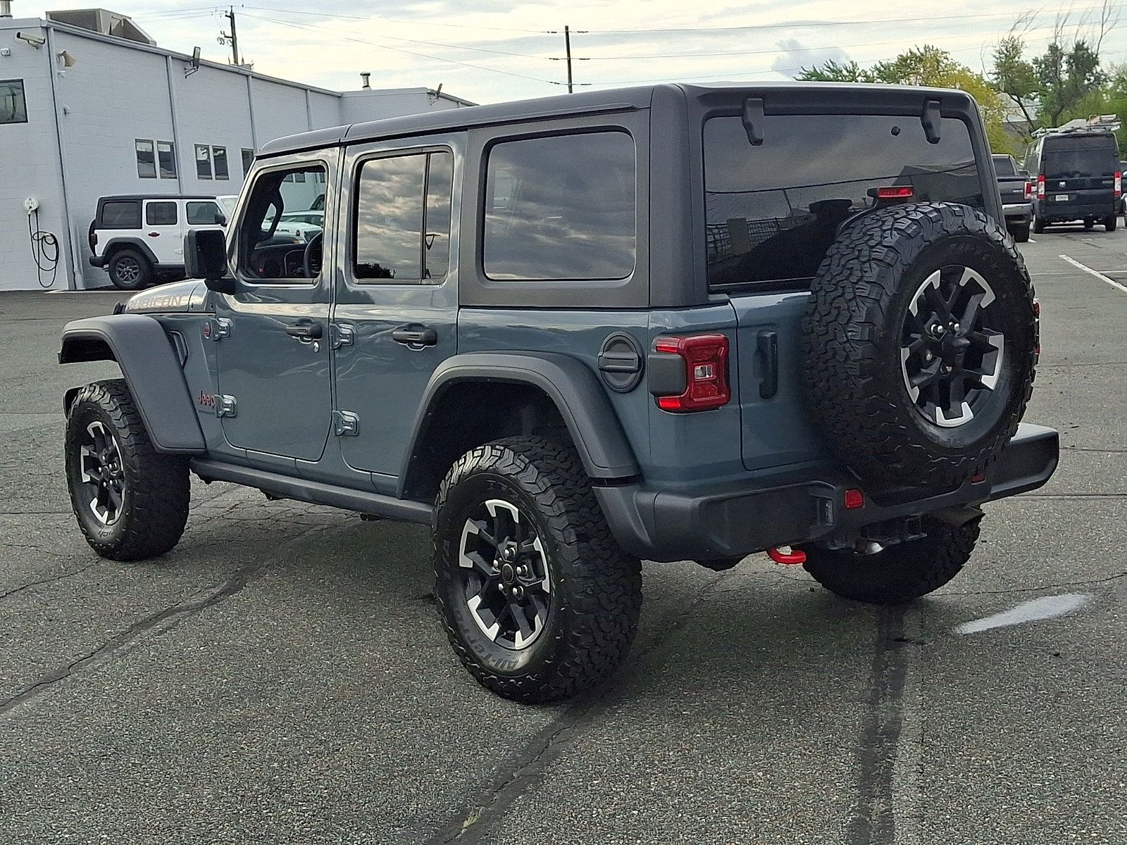 Used 2025 Jeep Wrangler Unlimited Rubicon w/ Convenience Group AWD/4WD image 4