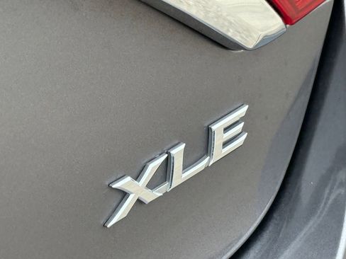 Used 2017 Toyota Camry XLE FWD image 12