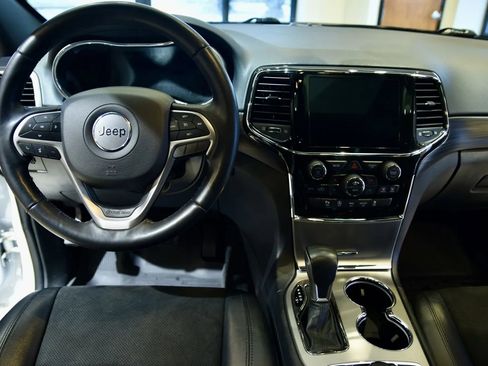 Used 2022 Jeep Grand Cherokee Laredo X image 12