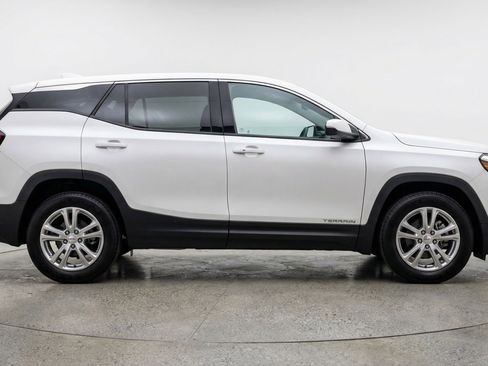 Used 2024 GMC Terrain SLE image 11