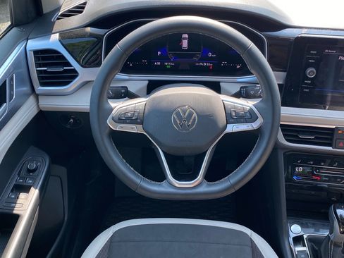 Certified 2025 Volkswagen Taos SE w/ Panoramic Sunroof Package AWD/4WD image 5
