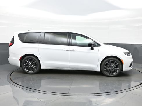 New 2026 Chrysler Pacifica Select image 7