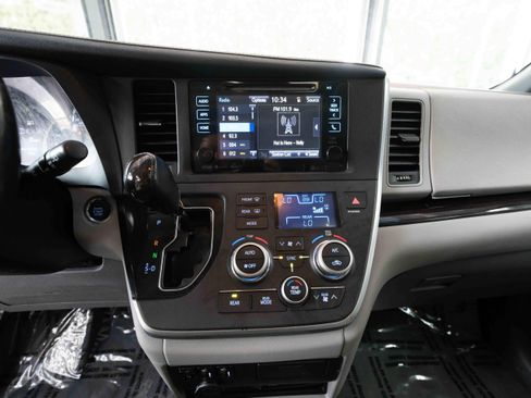 Used 2017 Toyota Sienna XLE Premium FWD image 17