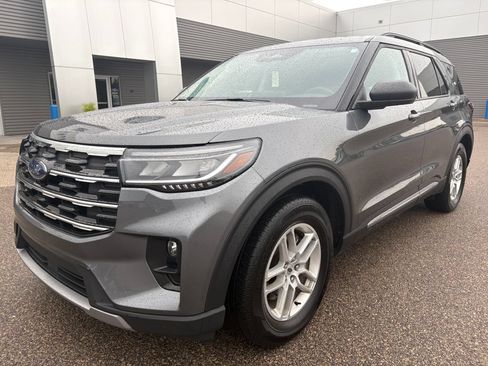 Used 2025 Ford Explorer Active w/ Active Comfort Package RWD image 2