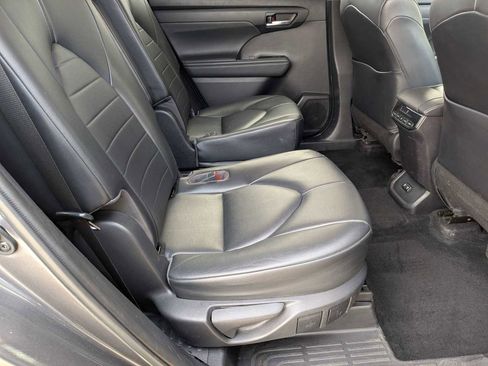 Used 2021 Toyota Highlander XLE AWD/4WD image 19