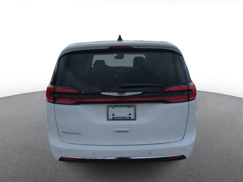 Used 2023 Chrysler Pacifica Touring-L image 7