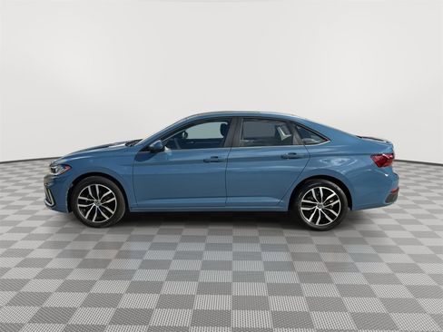 Used 2025 Volkswagen Jetta SE w/ Sunroof Package image 2