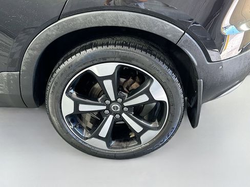 Used 2019 Volvo XC40 T5 Momentum image 32