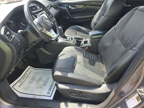 Used 2022 Nissan Rogue Sport SL FWD image 2