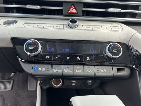 New 2025 Hyundai Elantra Limited image 25