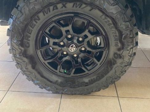 Used 2020 Toyota Tacoma SR5 RWD image 31
