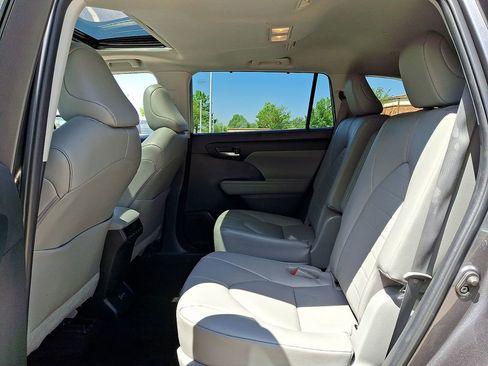 Used 2023 Toyota Highlander XLE image 10