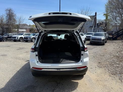Used 2023 Jeep Grand Cherokee Laredo AWD/4WD image 6