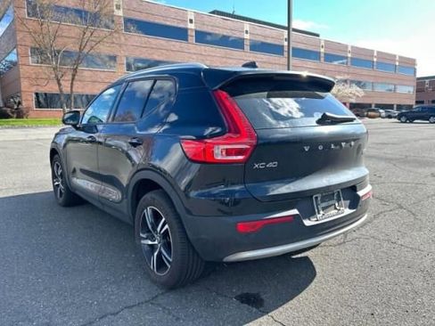 Used 2023 Volvo XC40 B5 Core w/ Convenience Package image 3