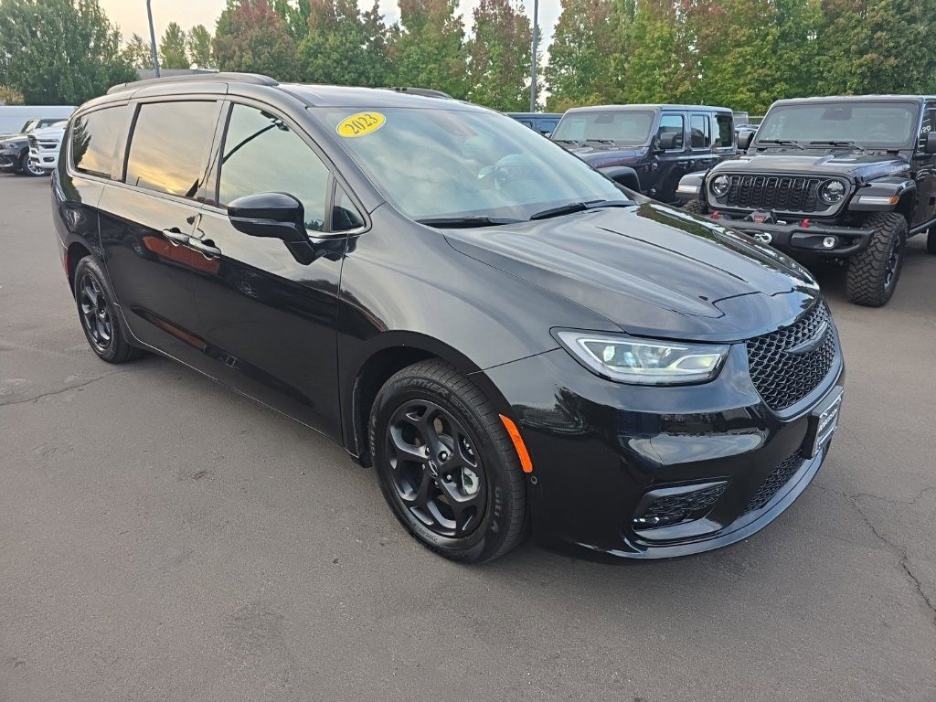 Used 2023 Chrysler Pacifica Limited w/ S Appearance Package FWD image 7