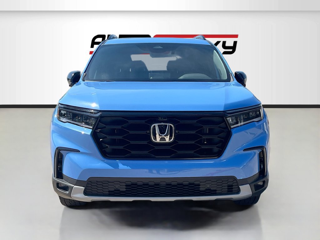 Used 2025 Honda Pilot TrailSport image 2