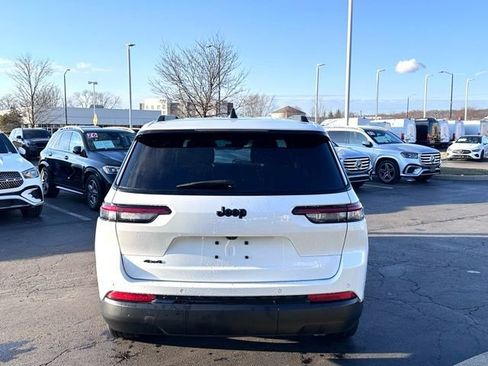 Used 2023 Jeep Grand Cherokee L Laredo image 8