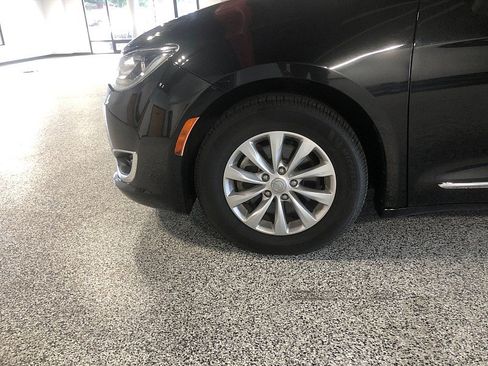 Used 2018 Chrysler Pacifica Touring-L Plus FWD image 9