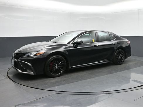 Used 2022 Toyota Camry XSE image 3