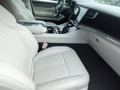 Used 2022 Jeep Wagoneer Series III w/ Flexible Seating Group RWD image 9
