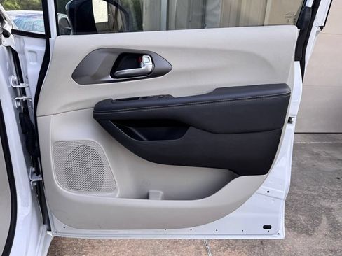 Used 2024 Chrysler Pacifica Limited FWD image 23