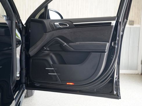 Used 2016 Porsche Cayenne GTS AWD/4WD image 32