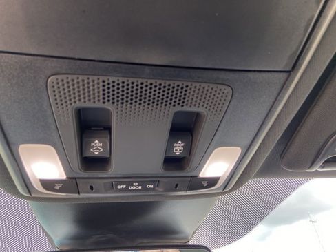 Used 2025 Honda Pilot Black Edition image 3